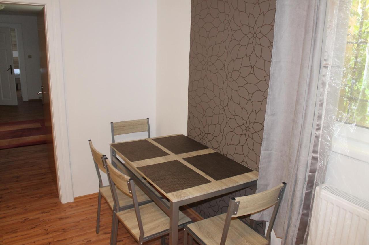 Suterenovy Apartman V Centre Piest'any Esterno foto